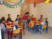 Kindergruppe mit Erzieherin
